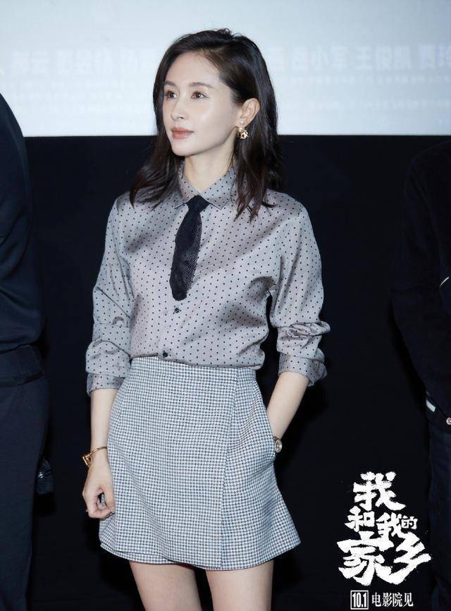 身材 王子文还挺会“顶胯”的,娇小的身材却显出S型,脸蛋也很高级
