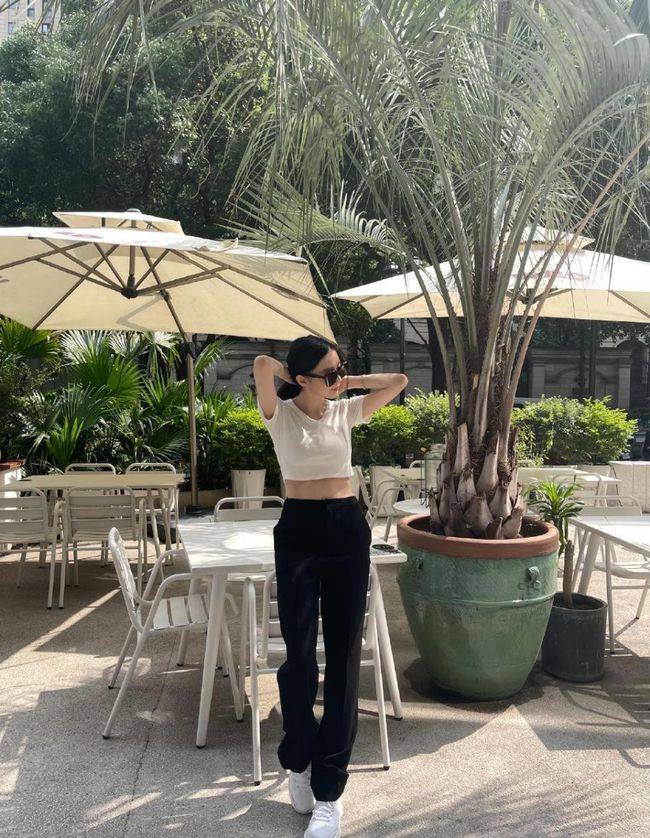 黑色 潘玮柏老婆真是“架子”身材,穿短上衣配破洞裤,好有女团气质