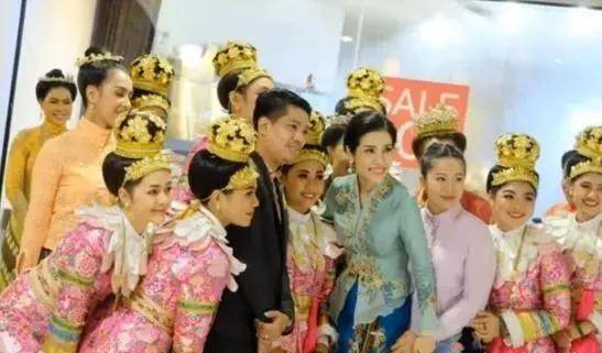 花朵 诗妮娜要把“妖娆”进行到底，当众抱娃手足无措，红旗袍太抢眼！