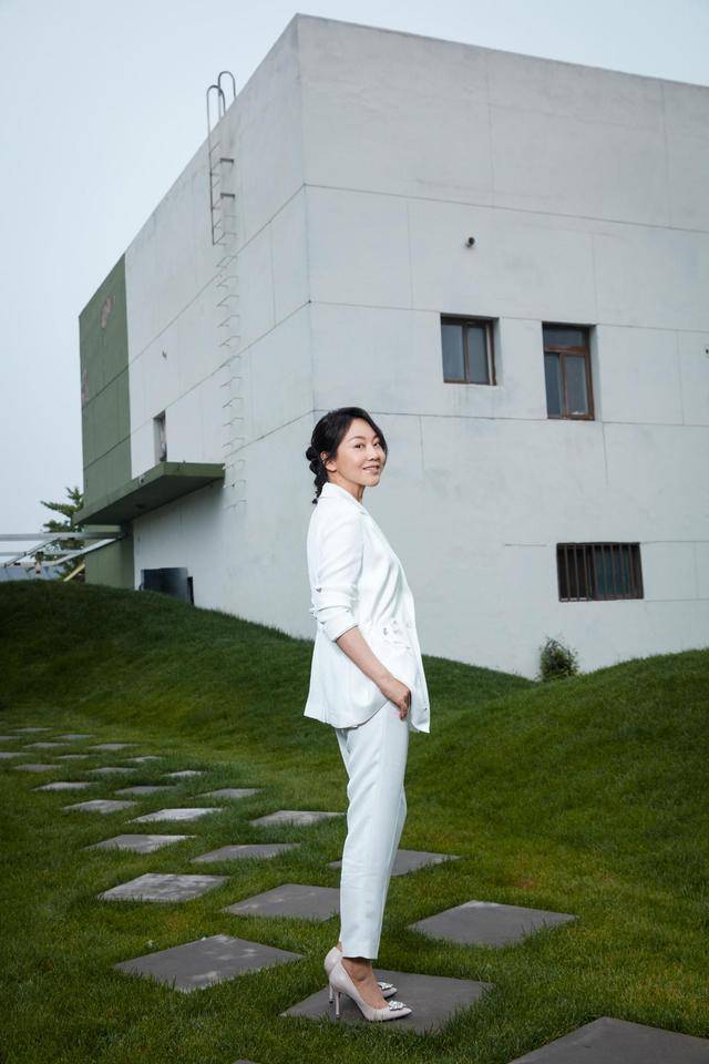 颜色 佘诗曼厉害！长西装配短裤，穿“金色战鞋”大方秀出漫画腿