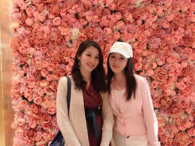 杨钰莹在户外看到杨钰莹，穿长裙踩运动鞋，脸还是娃娃脸但不少女了！