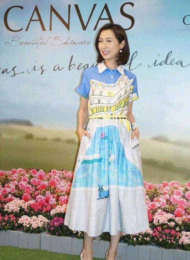 蓝色 郭蔼明衣服品味在线，穿衬衫连衣裙出席活动，优雅大气又减龄