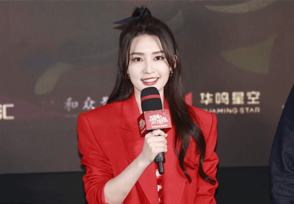 服装 李沁真是越来越会穿了，干练有女人味的装扮十分撩人，大方得体