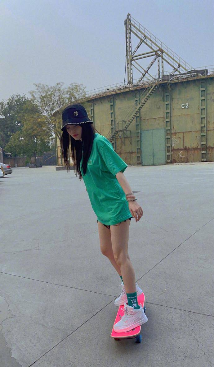 李小璐 李小璐庆生现场，40岁硬凹女团风还挺美，穿黑裙腰部“镂空”真潮