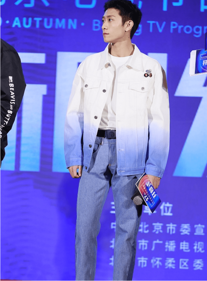 骨子里 张一山穿得挺有少年感，可依旧藏不住骨子里的“硬汉”样，真帅