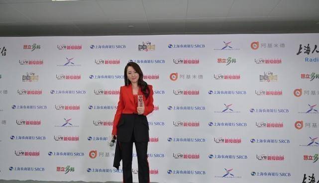 魅力 杨钰莹把西装当裙子穿，露出美腿挺有魅力，肌肤没有一点老态
