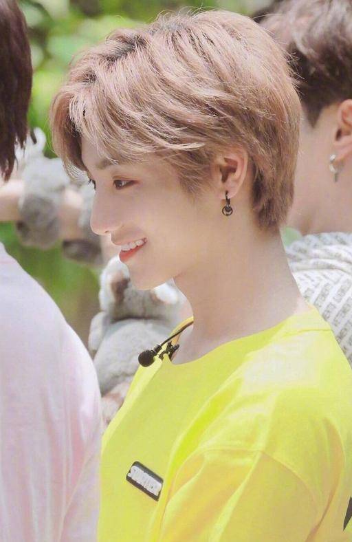 熊猫手 现哥黄衣加身酷过肖战，才发现王一博侧颜不输杨洋：穿小黄衣好嫩