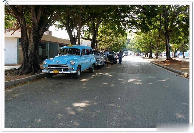 街拍古巴街头，美丽的哈瓦那，满城都是老爷车