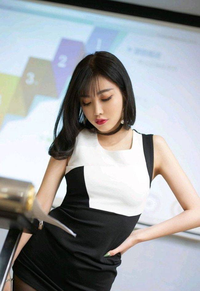 吊带 黑白拼接的连衣裙，无袖的设计很是清凉，大气的圆领轻松而舒适