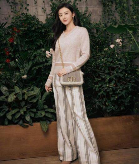 景甜 景甜终于找对风格了，穿一身皮质西装飒爽帅气，御姐范太适合她了