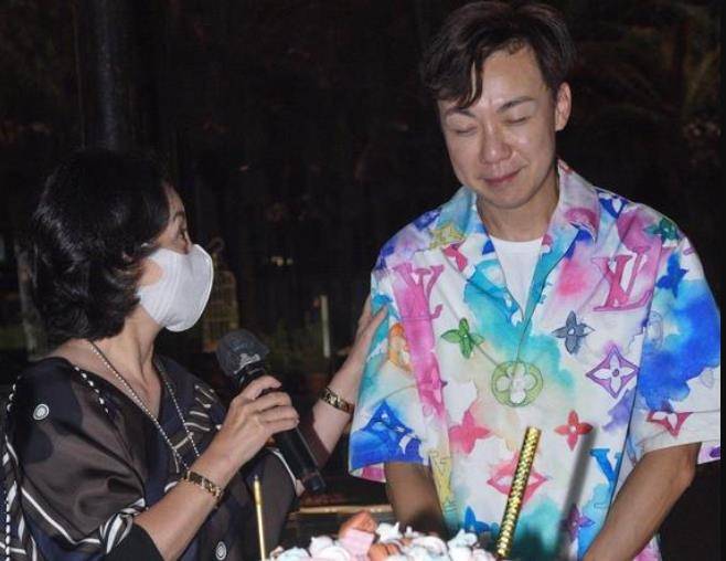 何超琼 何超琼年近六十也很美，坚持素颜不化妆，气质却碾压旁边汪明荃