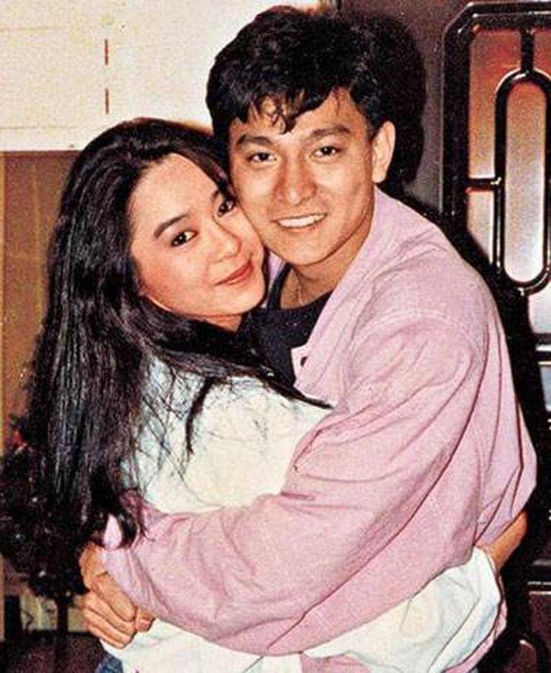 当时,他的妻子朱丽倩被公之于众. 当时,很多粉丝都为这