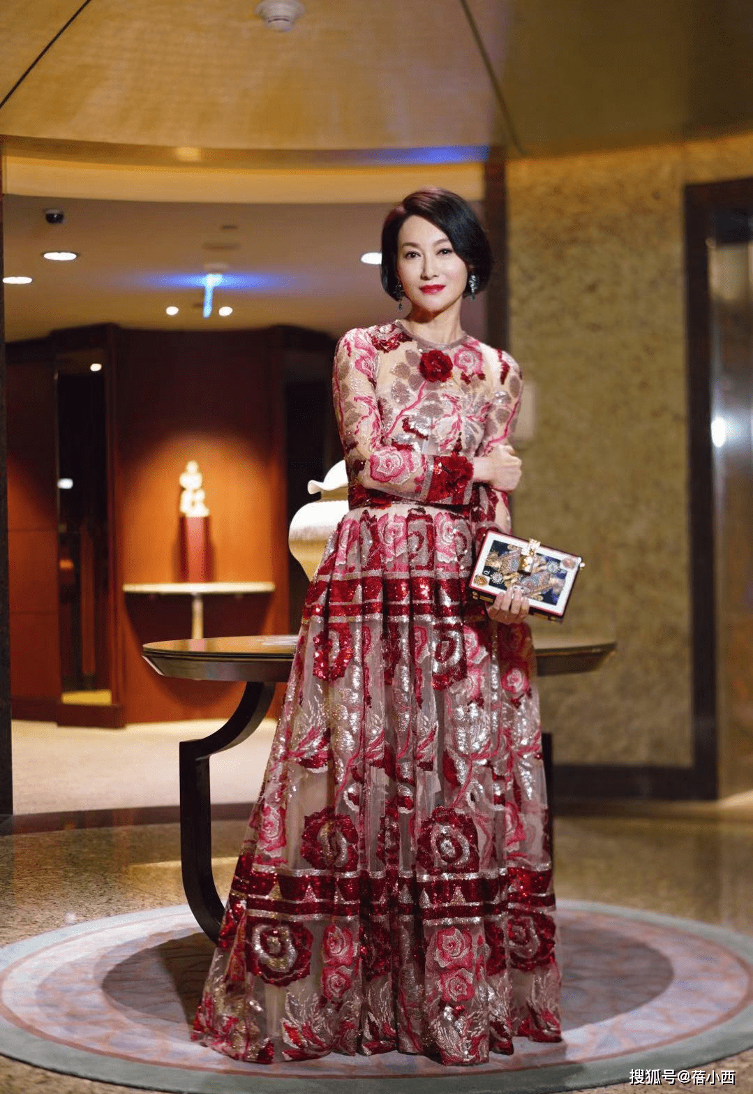 显得 惠英红越老越会穿, 一袭星空连衣裙配齐肩发走红毯,成熟美真高级