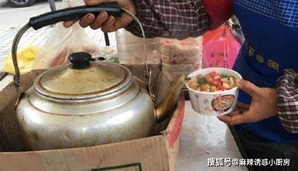 油茶|50岁大妈街边卖“五彩”小吃，一碗10元我连要两碗，一天卖200份