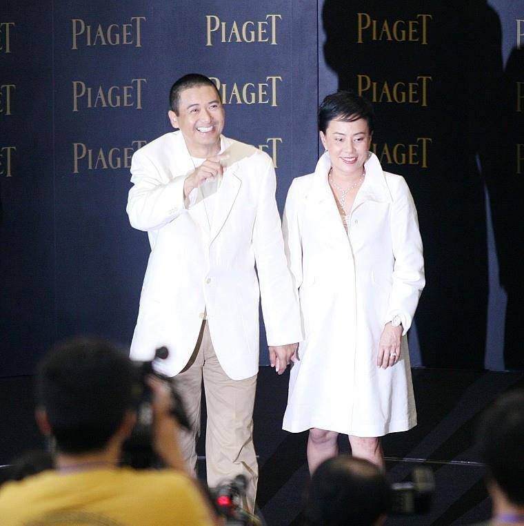 黑色 周润发的媳妇长得也很大气，一把年纪还在穿短裙，腿看着很年轻