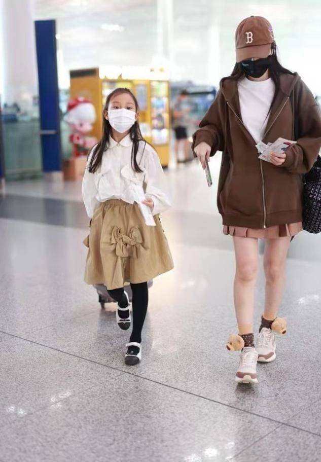 排场李小璐庆生排场大！她穿针织衫被妈妈抢风头，母女俩气质相差太大