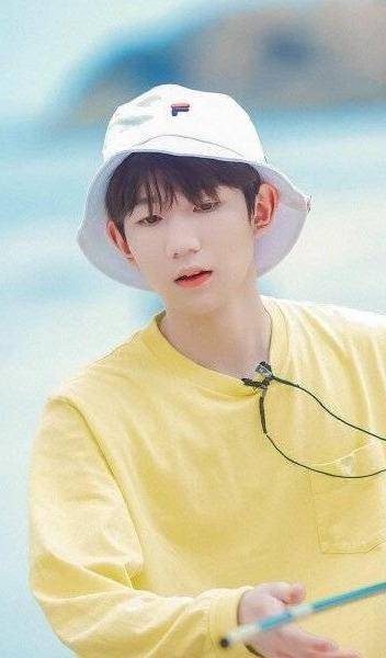 熊猫手 现哥黄衣加身酷过肖战，才发现王一博侧颜不输杨洋：穿小黄衣好嫩