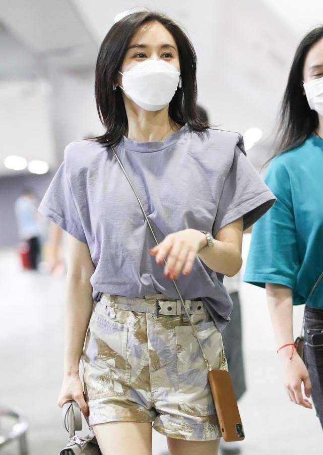 感觉 王子文个子小但是会穿衣，T恤配短裤减龄，搭双堆堆靴显得更高级