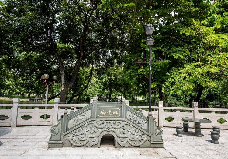 广州城北有座“神仙庙宇”，前面是如画公园，专门供奉吕洞宾