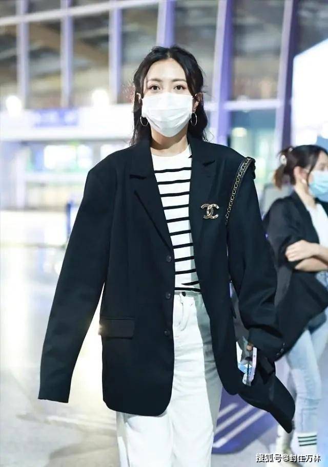 视觉 包文婧学院风年轻减龄，五五分身材不失吸睛度，看到饺子的模样