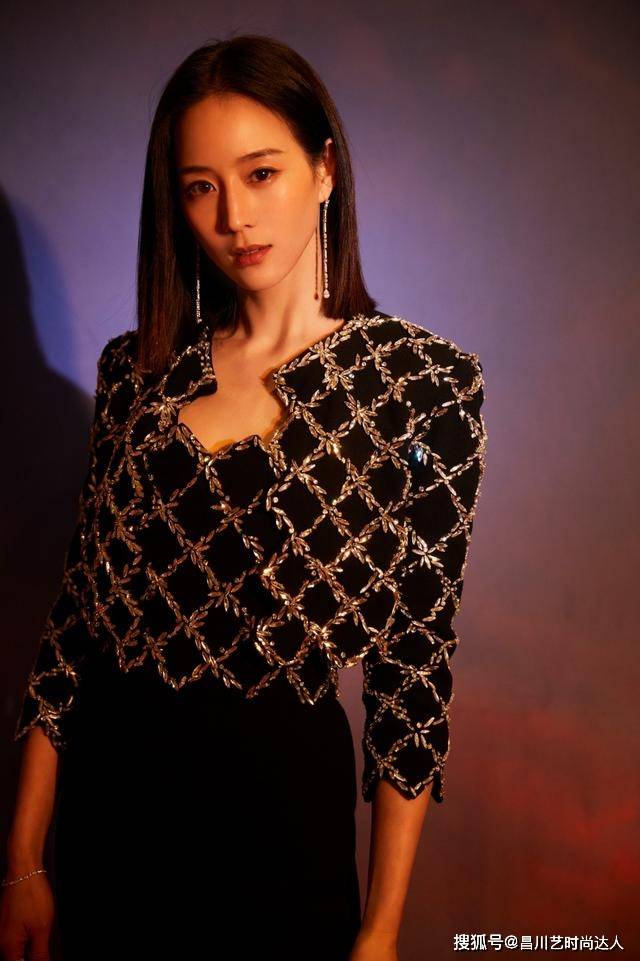 耳坠 张钧甯真让人难懂，走红毯不穿礼服，却穿夹克配小黑裤，仍惊艳了