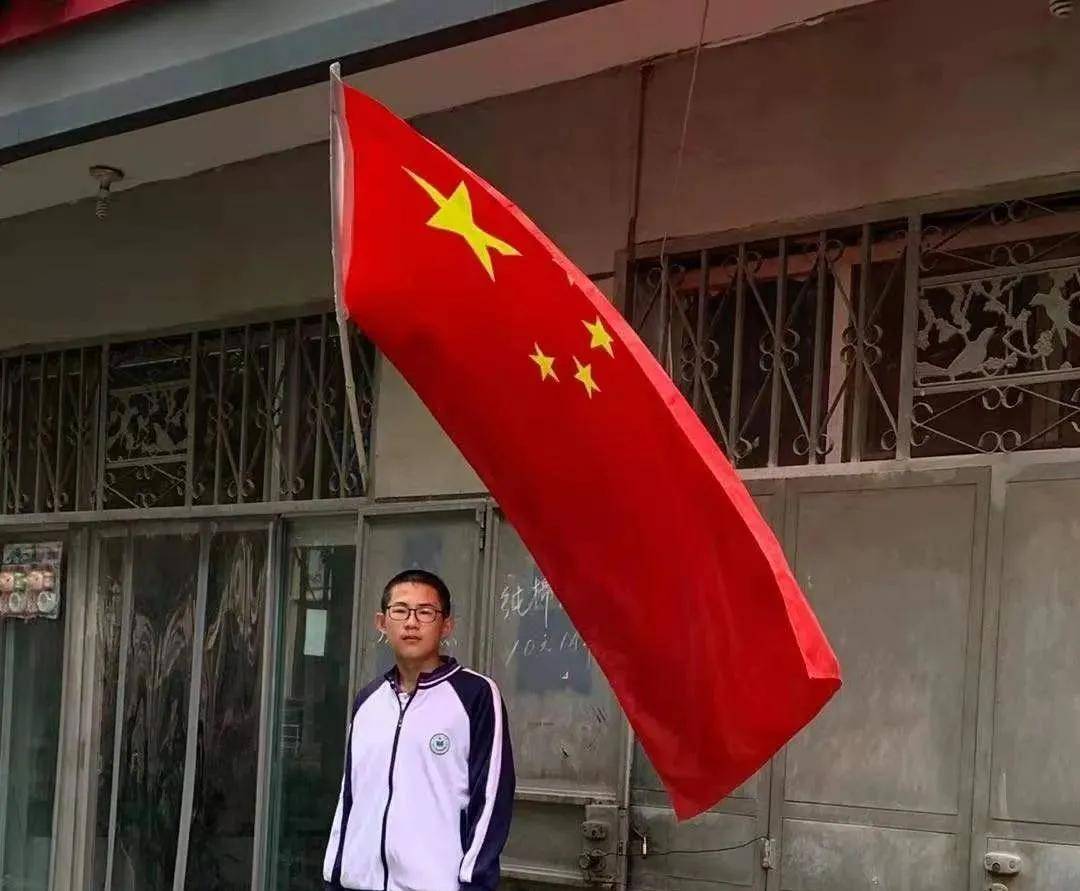 国庆假期,衡水一中高一年级开展社会实践活动_团旗