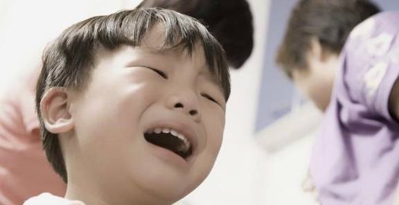 女士|哥哥亲近刚出生的妹妹，妹妹就莫名哭泣，妈妈打开襁褓脸都白了