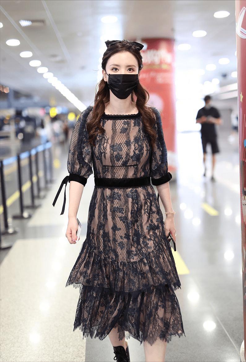 整体 张萌真没有“老板娘”的架子,碎花裙穿得清新甜美,好似小姑娘