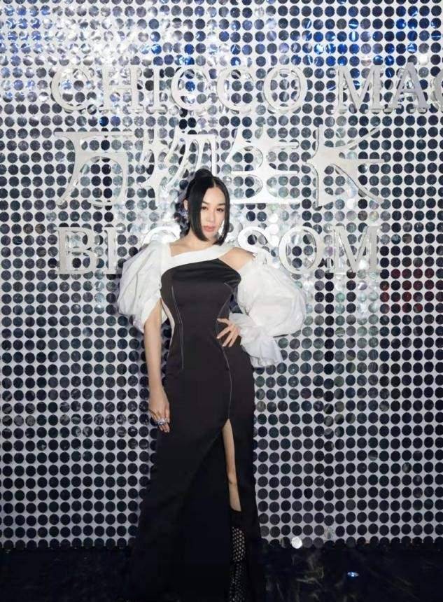 周海媚 周海媚罕见现身秀场，不做发型成全场最朴素，同框钟丽缇像隔辈人