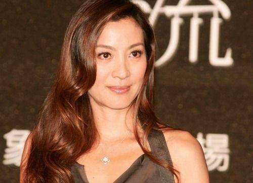 鱼尾 杨紫琼不愧练武出身，穿吊带礼裙还有小肌肉，不仅温柔还显飒爽