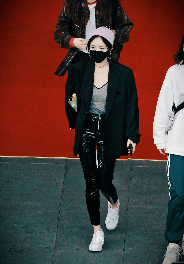 身材 杨幂仗着自己腿细，就穿小一码无痕裤出镜，一点都不像当妈的人