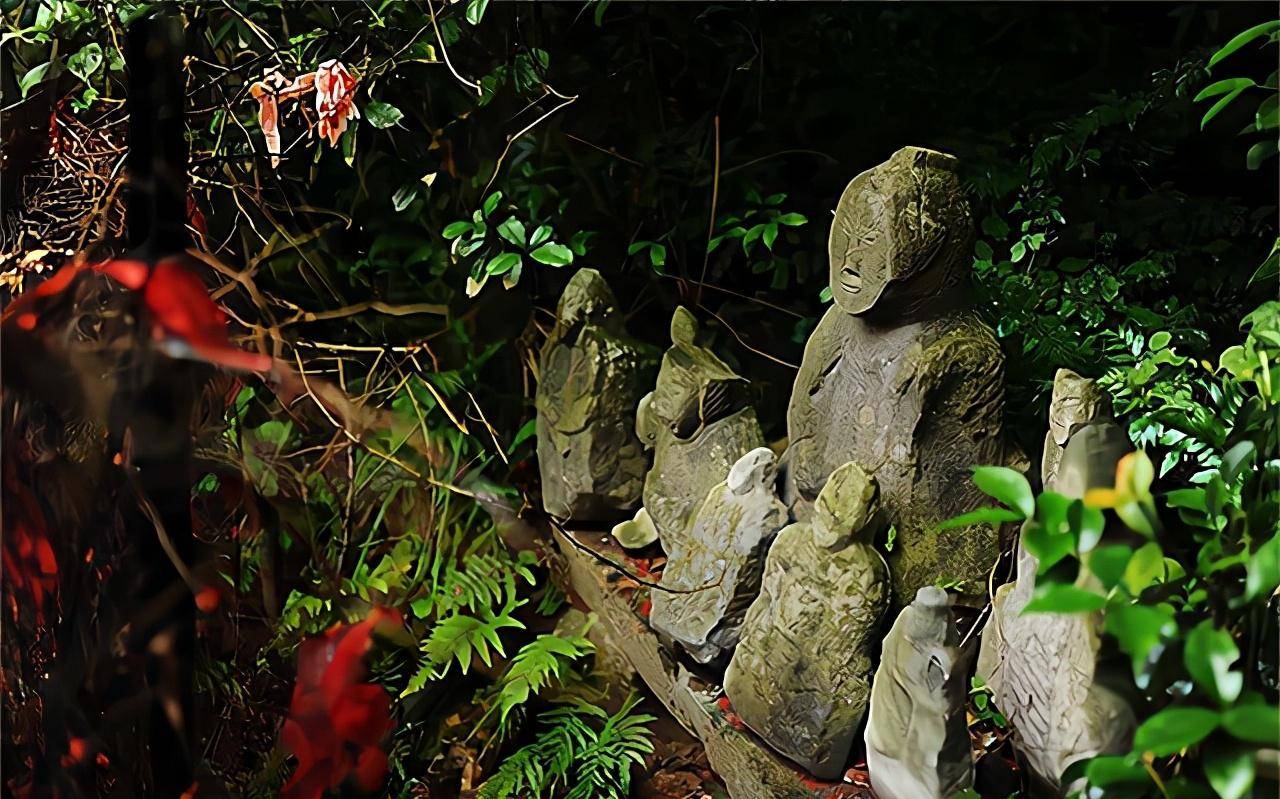 湖南鬼崽岭埋藏着一群石像，数量远超兵马俑，雷雨天会“移动”！
