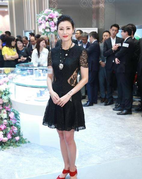 黑色 李嘉欣穿黑色蕾丝裙现身，51岁依然皮肤紧致，举手投足都有豪门范