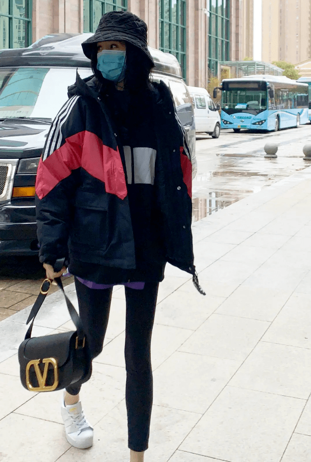 身材 杨幂仗着自己腿细，就穿小一码无痕裤出镜，一点都不像当妈的人