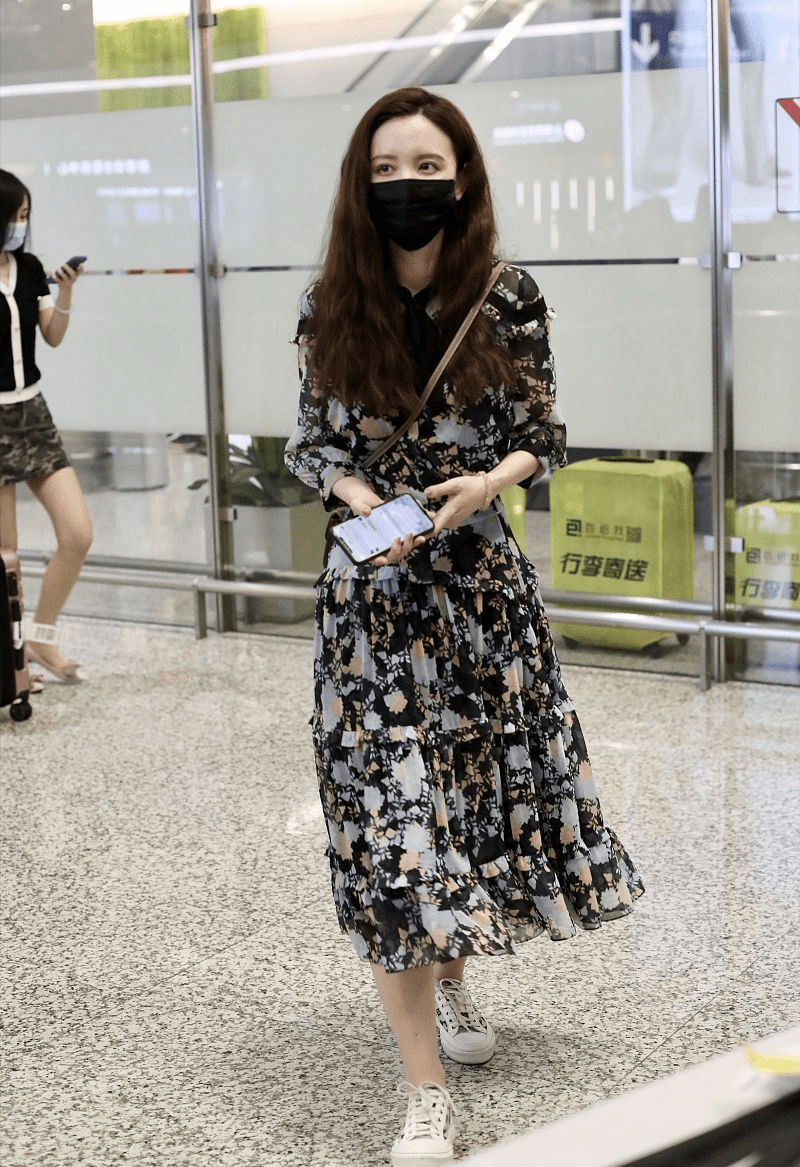整体 张萌真没有“老板娘”的架子，碎花裙穿得清新甜美，好似小姑娘