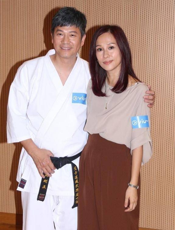 阳光 前TVB花旦文颂娴复出拍新剧，灰短袖配阔腿裤气质好，哪里像43岁