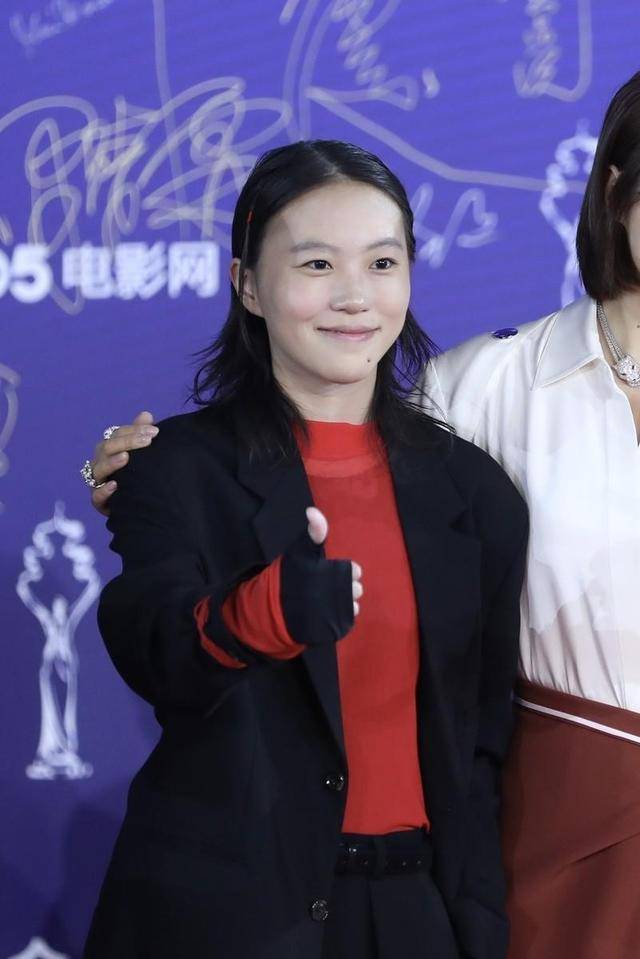 黑色 窦靖童厉害了！穿西装内搭红色上衣简约时髦，真不愧是王菲的女儿