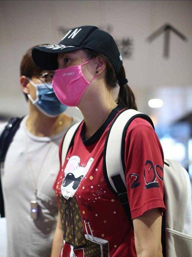 双肩包 谢杏芳才是机场超模，穿红色卡通T恤配9分牛仔裤，双腿又直又细