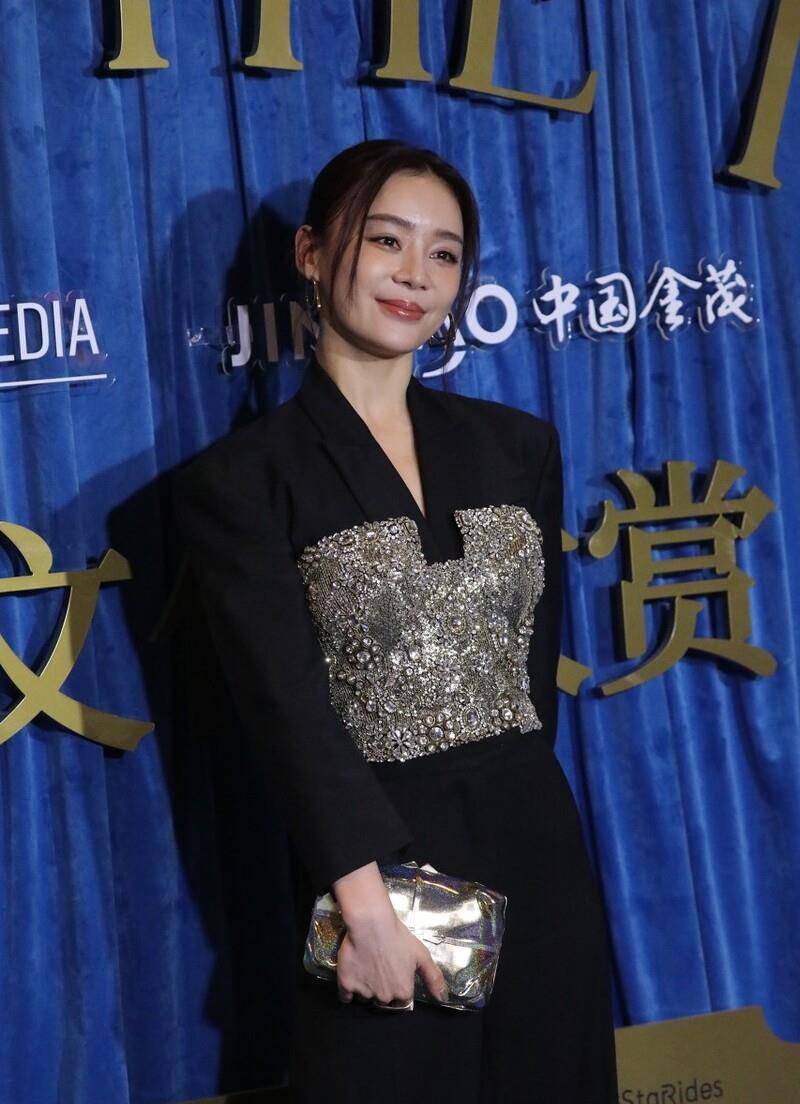 黑色 袁姗姗也爱复古风,方领丝绒裙精致典雅,奈何脸颊凹陷没了少女范