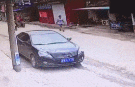 搞笑GIF：妹子就這樣去上班了，也不回頭整理下 搞笑整蠱 第2张