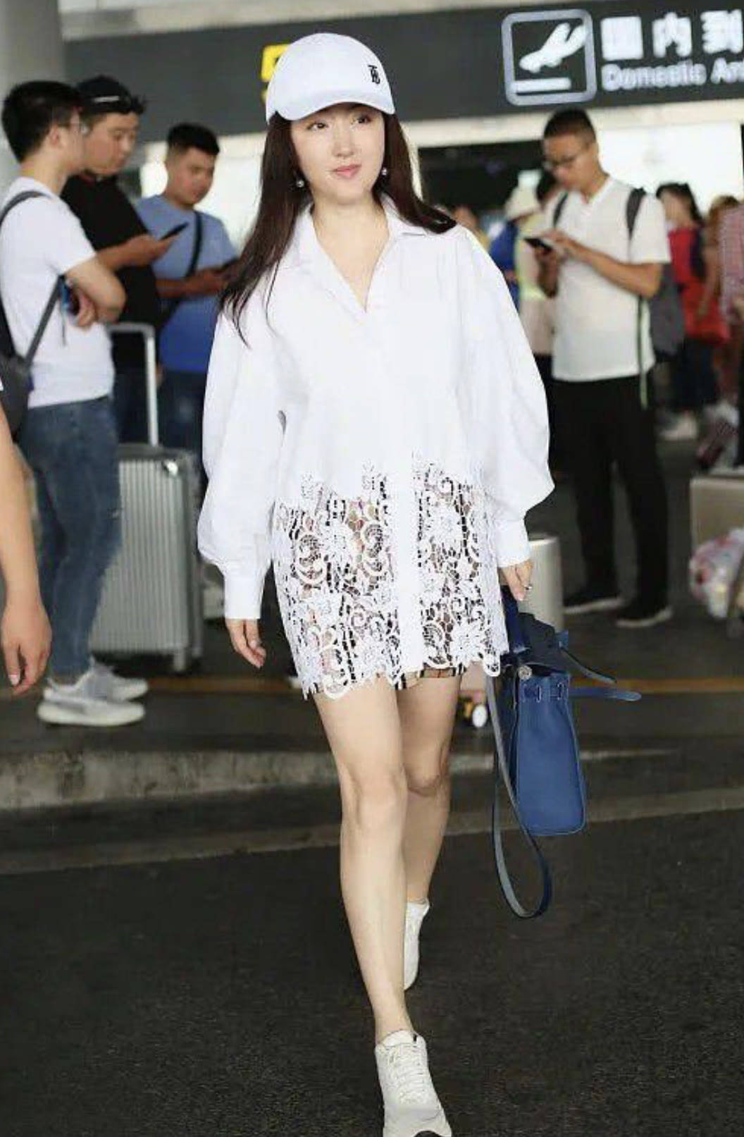 配饰 杨钰莹把自己当小姑娘，穿白衬衫下摆还镂空，玩下衣失踪真时髦