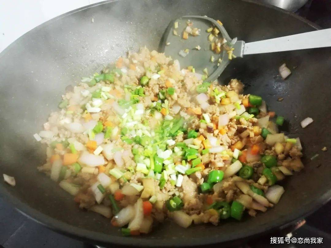 关键|早餐给孩子做荷叶包，给肉包子都不换，关键是夹的馅料满口留香！
