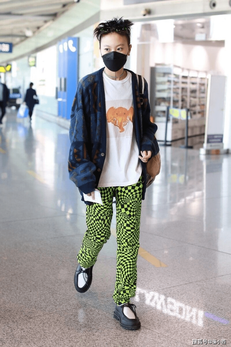 叛逆 窦靖童穿衣确实“叛逆”，蓝色开衫搭印花短裤，走出迷之自信