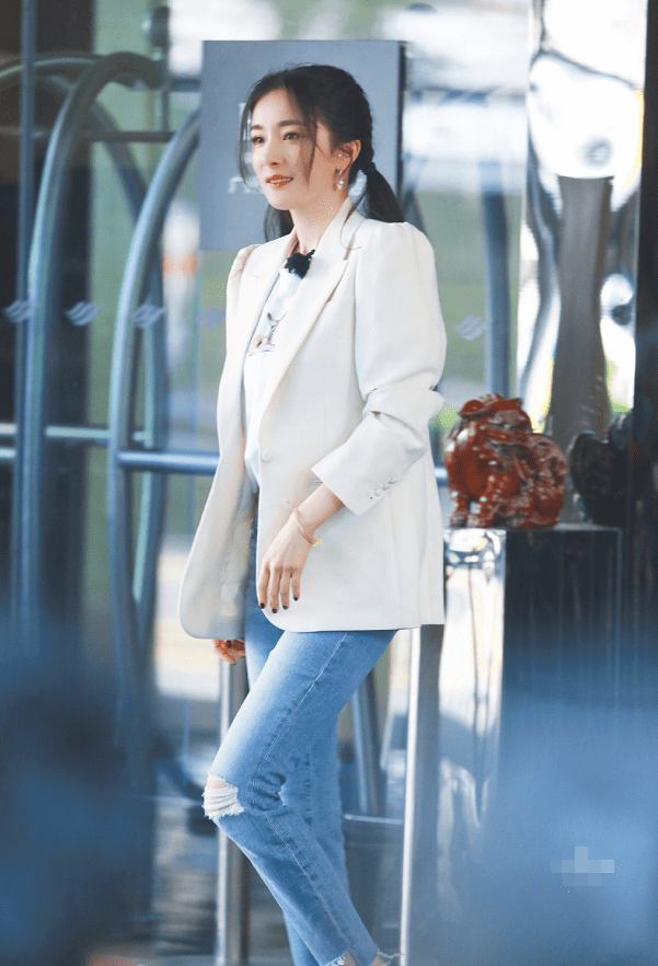 身材 杨幂仗着自己腿细，就穿小一码无痕裤出镜，一点都不像当妈的人