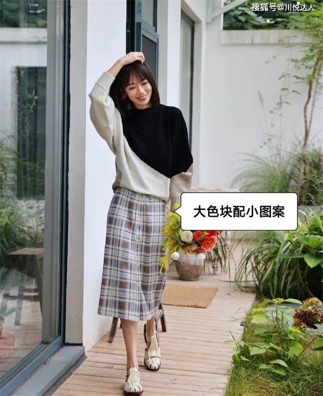 棕色 秋天过了一半才知道：卫衣不兴了！满大街的“套衫”，保暖又洋气