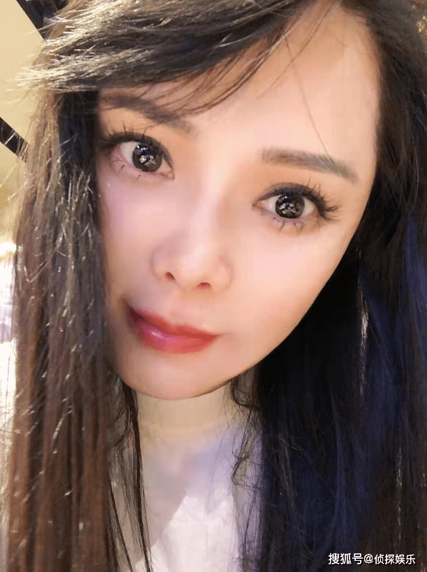 女神53岁伊能静罕见公开全素颜，皮肤白皙无皱纹，被赞充满少女感