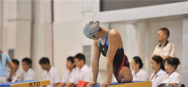 20年前失去双腿的篮球女孩钱红艳今晒出美照已成游泳女神
