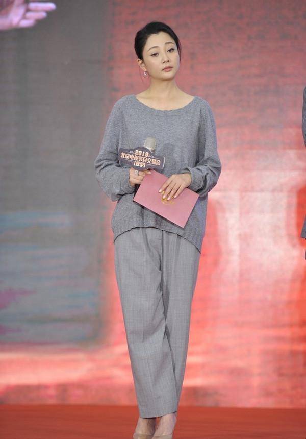 黑色 40岁殷桃嫩出新高度，完全是不给人留“活路”，只能说太会保养了