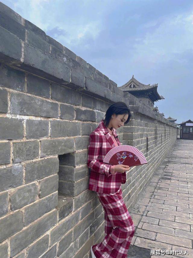 视觉 张予曦的气质没话说，吊带裙+罩衫，优雅还高级