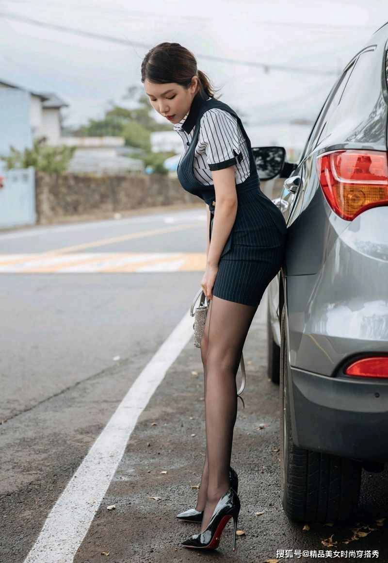 身材 条纹衬衫搭配马甲裙套装，优雅的同时又不失干练感